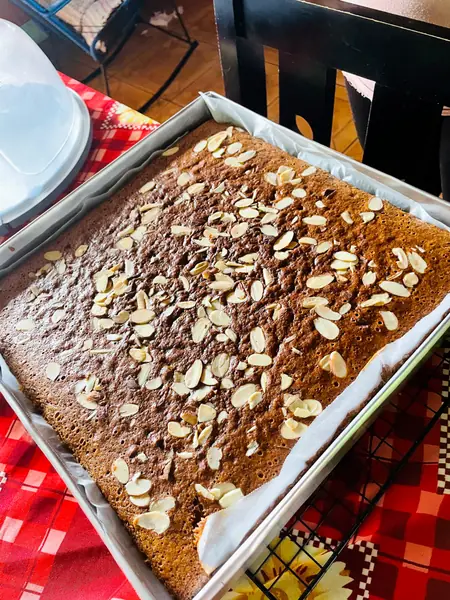 Queque de almendras en bandeja para compartir · Dulce Motivo CR, Orotina