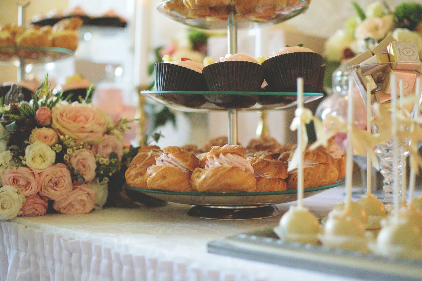 Mesa dulce para celebración con cupcakes, queque y bocaditos